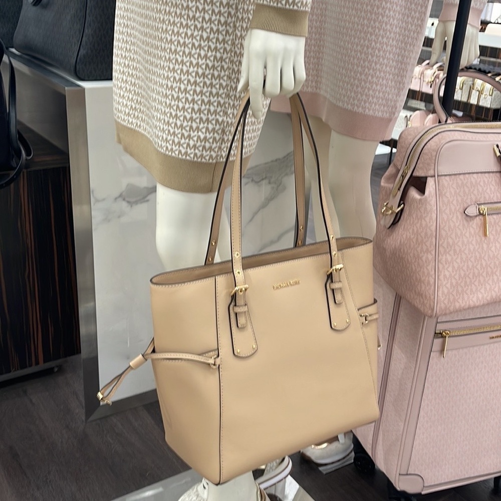 Michael Kors Voyager Small Saffiano Leather Tote Bag
30H1GV6T4T
NWT
OYSTER - Picture 16 of 16